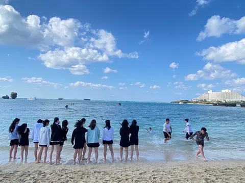 青い空と海、水辺の賑わい