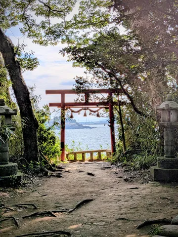 鳥居をくぐれば、波打ち際？