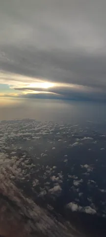 雲間からの光と水面