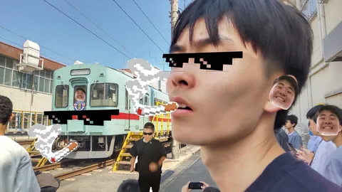 シュールな電車とクールな視線