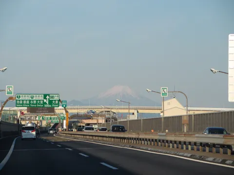 夕暮れの首都高、遠くに富士山