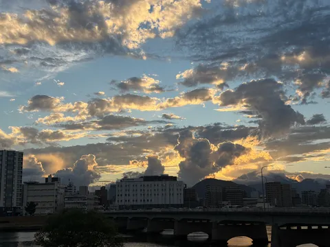 雲間に灯る街の夕景