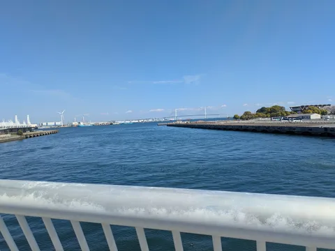 海と橋の静かな物語