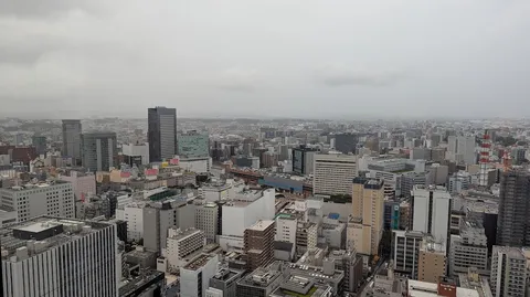 都会の空、曇り空の街並み