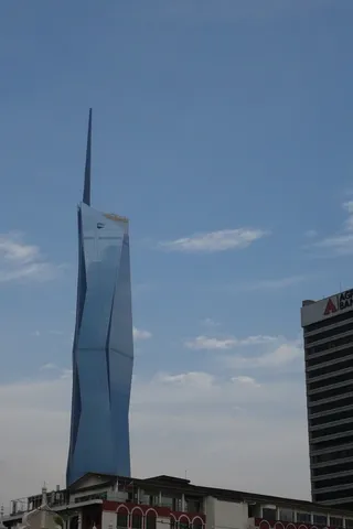 未来都市を思わせる摩天楼