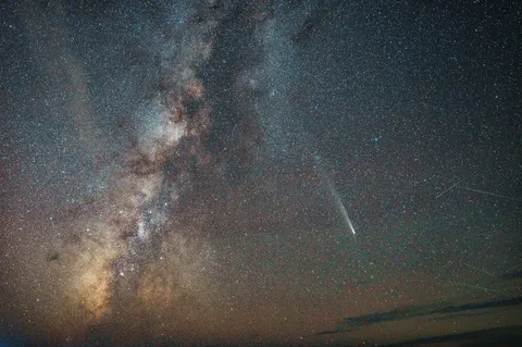天の川と尾を引く流星