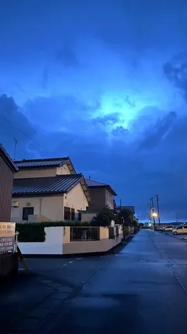 雨上がりの幻想的な青い空
