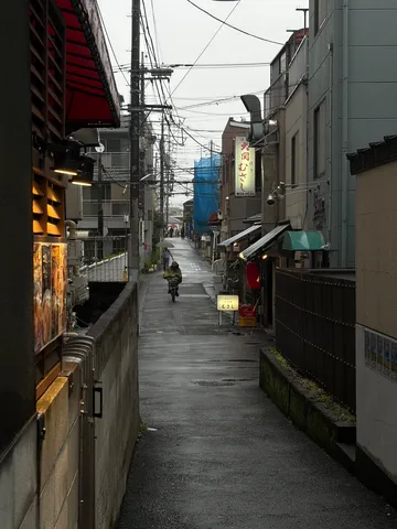 電線が続く路地の日常