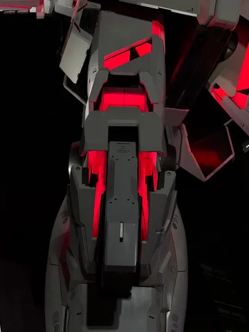 光を纏う機体の威厳