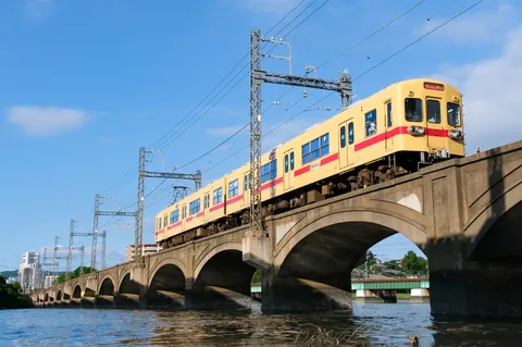 水辺を渡る黄色い列車