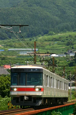 山里を走る銀色の列車