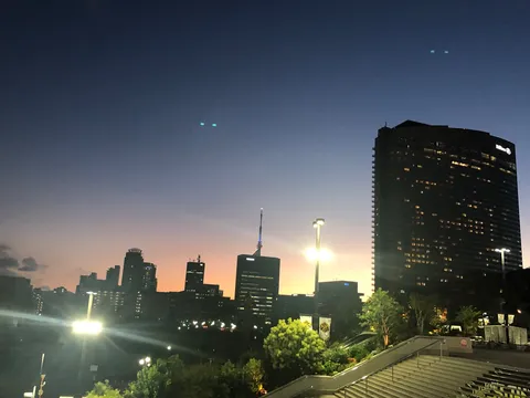 夕暮れに浮かぶ摩天楼