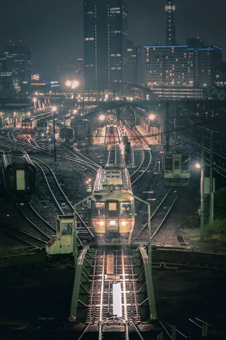 都市の夜、光と鉄路の詩