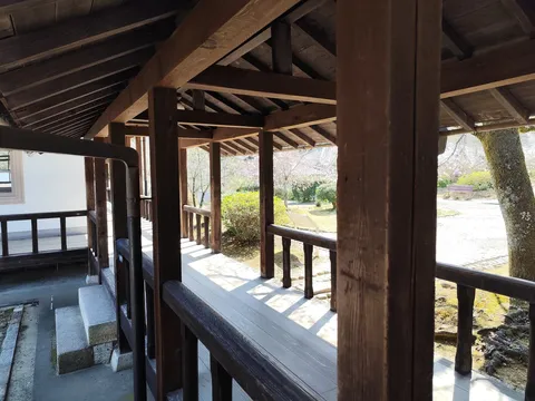 風渡る古民家の回廊