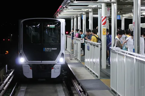 夜の駅、電車を待つ人々