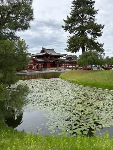 池に映る、古都の静寂