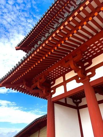 朱色の建築と青空のコントラスト