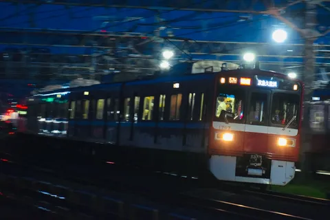 夜を駆ける赤い列車
