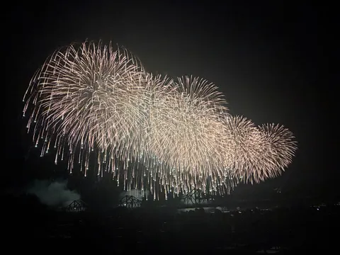 夜空を彩る光のカーテン