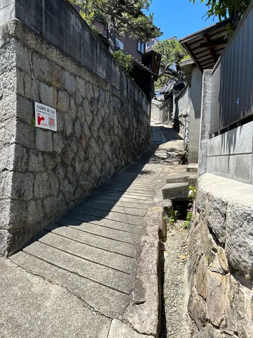 石畳の小道、古刹への誘い