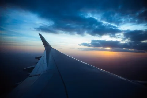 翼が捉えた、空と雲のコントラスト