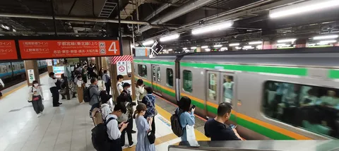 発車前のホームに走る時間