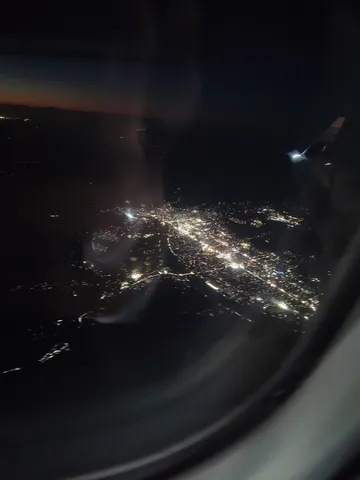 窓越しに広がる夜の街景