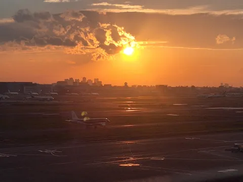 夕焼け空港、旅立ちの予感