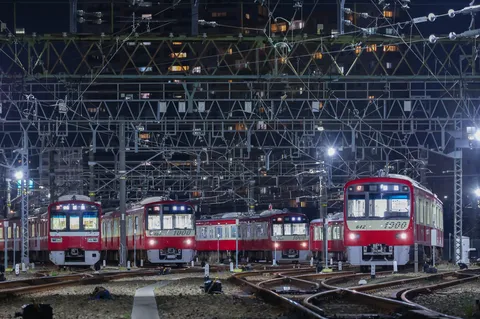 夜の停車場、鉄骨と赤い車両のコントラスト