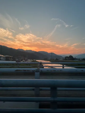茜空と川面に映る夕暮れ