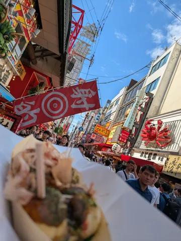 活気あふれる街と目の前の美味
