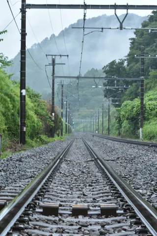 霧深き山の長閑な鉄路