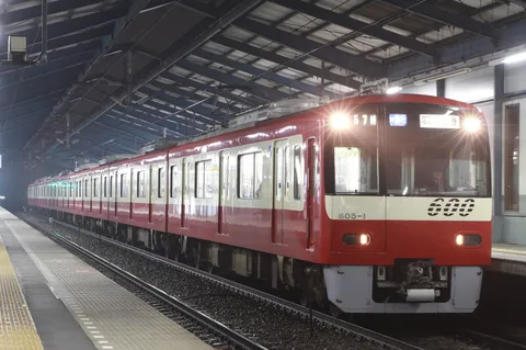 ヘッドライト輝く赤い電車