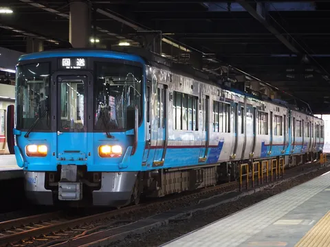 回送中もキメ顔の電車