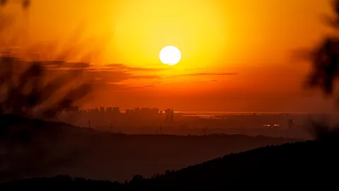 燃える空、遠い街