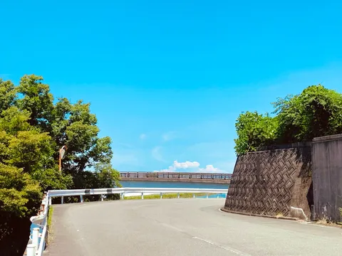 青空とカーブする道