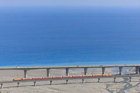 海と橋と列車、3つの曲線美