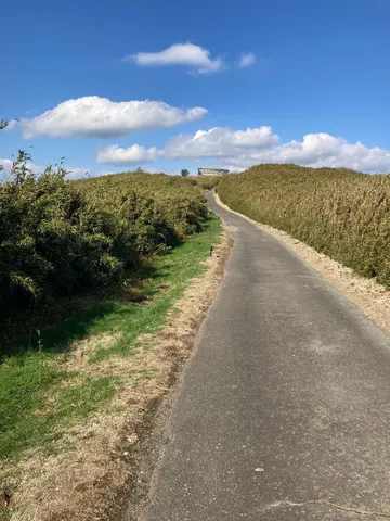 風の吹き抜ける丘への道