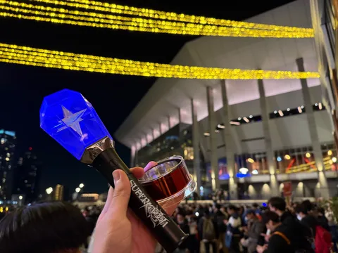夜空を映す青い晶灯