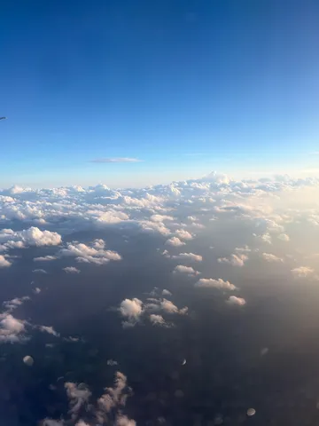 青空と雲の静かな航路