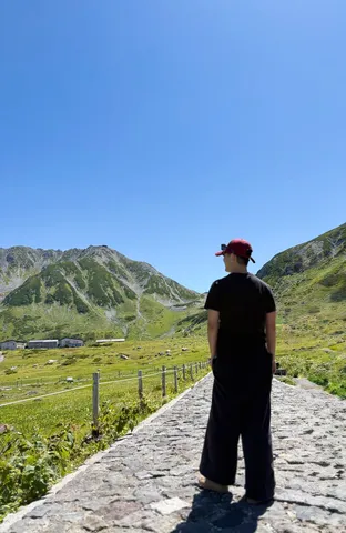 山並みへと続く石畳
