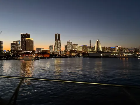 水面に映る、もう一つの夜景都市