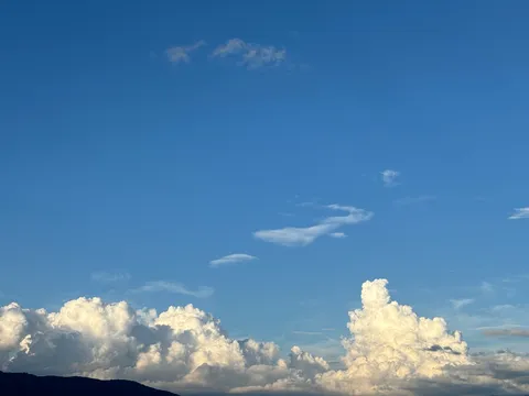 夏空に湧く雄大な雲