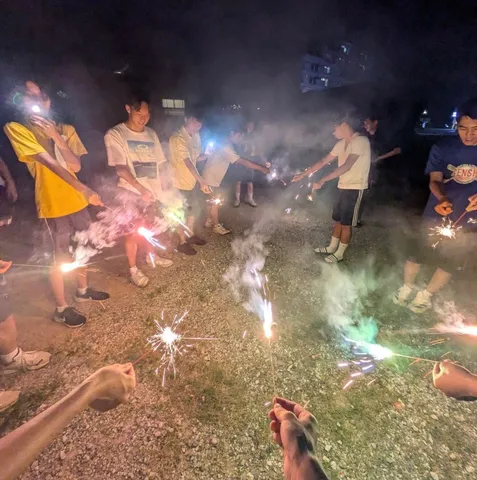 夏の夜を彩る、手持ち花火の光跡