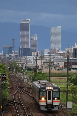 街に佇む、旅立ちの列車