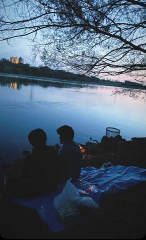 湖畔に揺れる夕暮れの影
