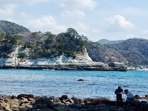 青い海と険しい崖のコントラスト