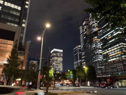 夜を彩る高層街景