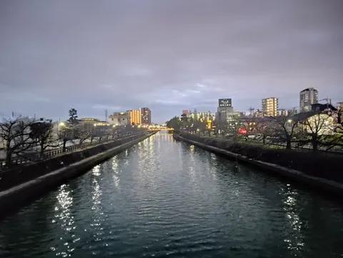 夜景に映る川面のきらめき