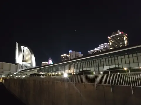 夜景に浮かぶ近未来的な建築群